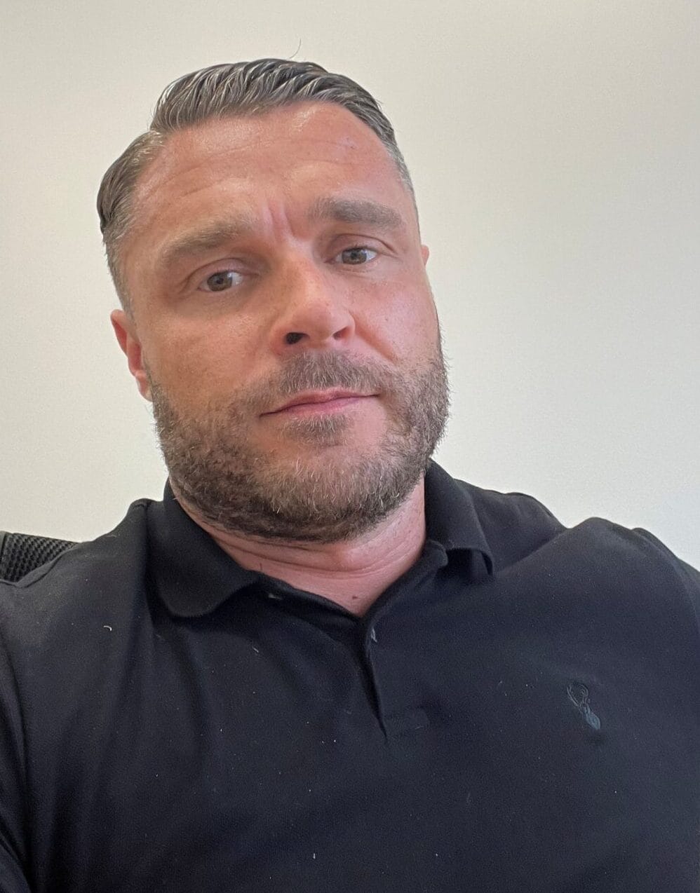 headshot of Dr Lee Coutts